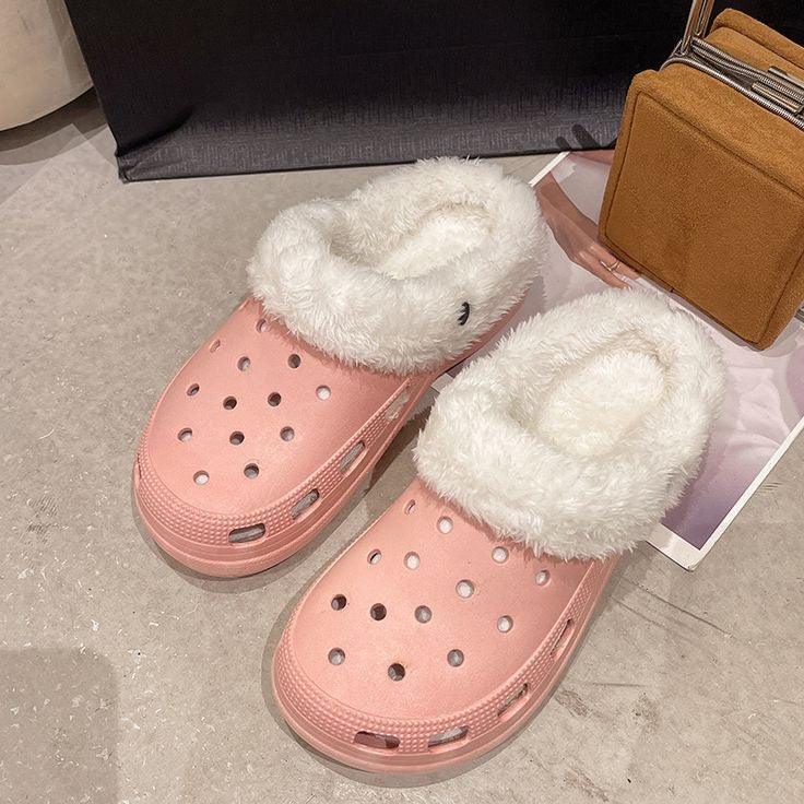 PINE.D © Pantufa Crocs Pelúcia Inverno - PINE.D SHOP